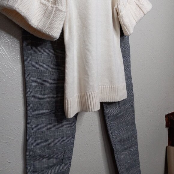 EXPRESS Cream Chunky knit sweater Size XS - Picture 9 of 9